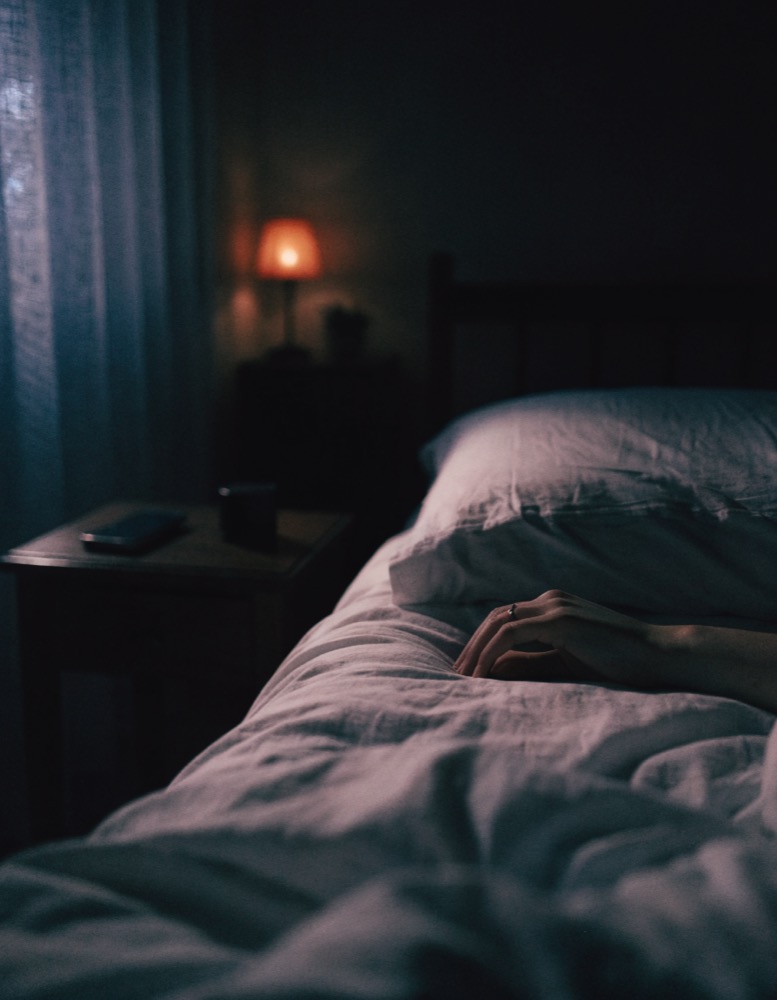 Quarto escuro à noite, luz baixa